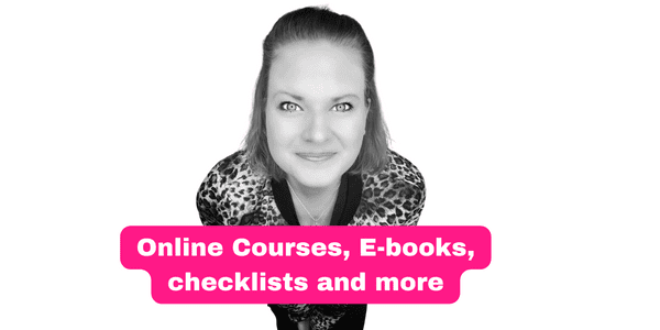 "online courses, e-books, checklists and more" skrevet i hvidt på pink baggrund på et banner foran gyde, ceo for patentsmarter™, der kigger direkte på beskueren (dig).