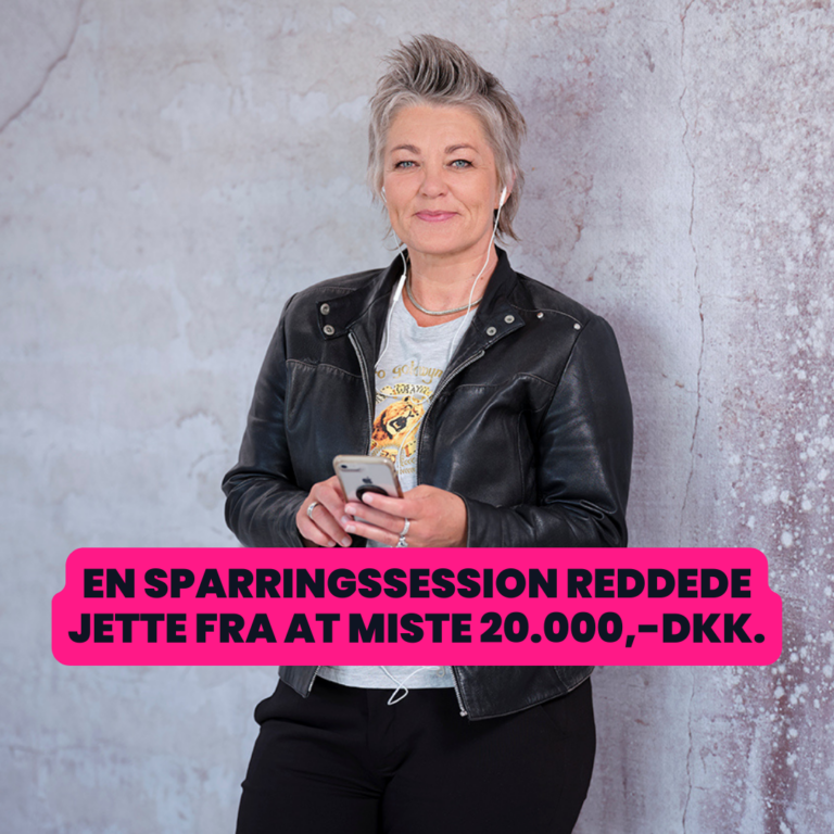 Jette Heine Portræt, lænet op ad betonvæg. Pink og mørkeblå statement foran: "Én sparringssession reddede Jette fra at tabe 20.000,-DKK