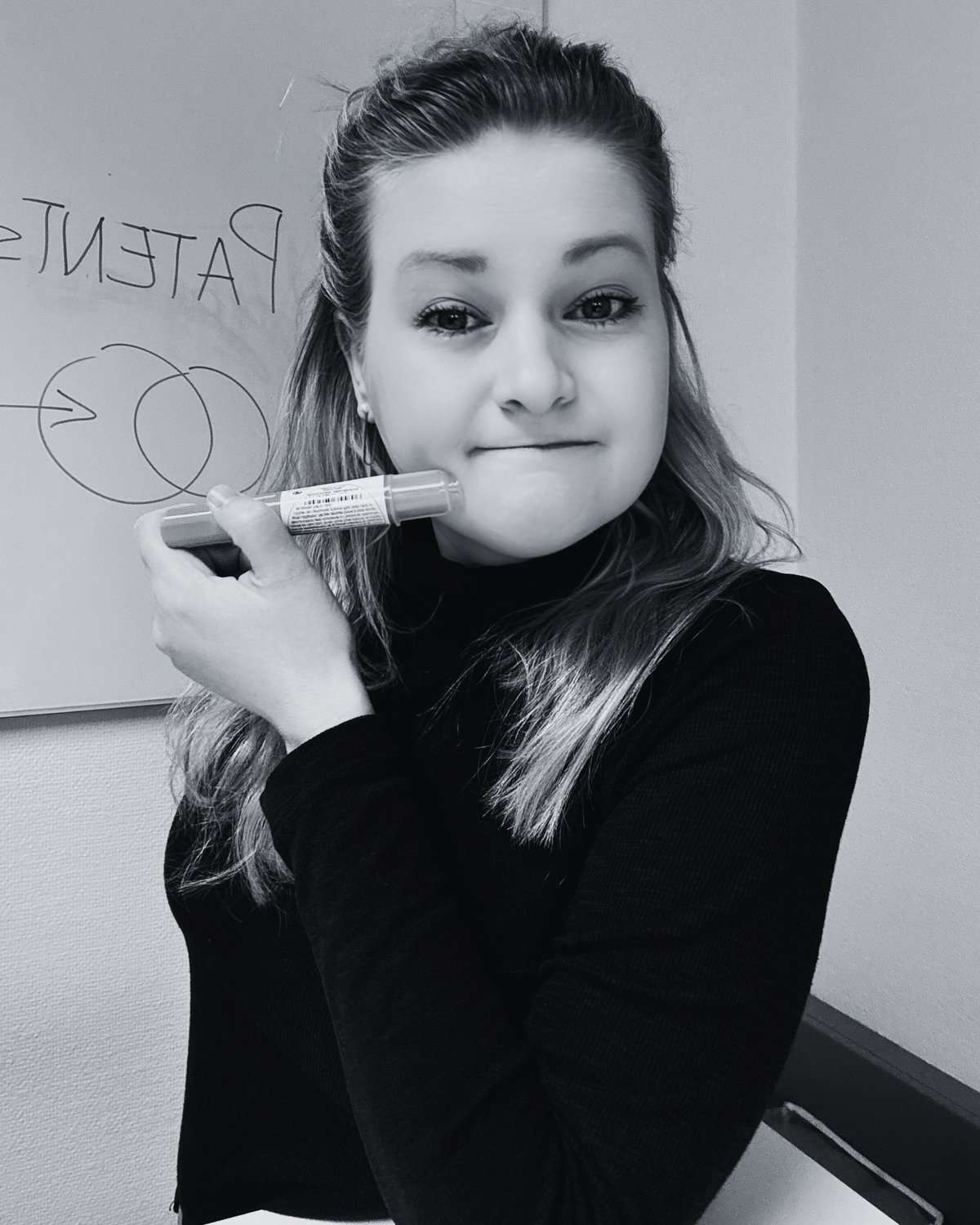 En person med en tusch på hagen står foran et whiteboard med delvis synlig skrift og overvejer, hvordan man bedst kan beskytte værdifulde ressourcer ved hjælp af innovative ip-værktøjer.